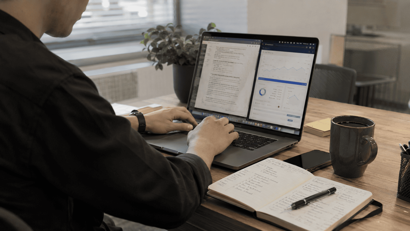 Копирайтер работает за ноутбуком с текстовым редактором и веб-аналитикой на экране в офисе в Алматы